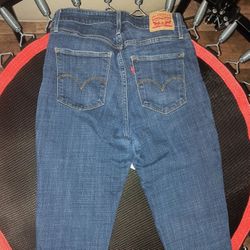 Levi Size 28 Highrise Skinny Jeans.