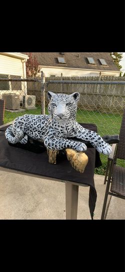 Snow leopard on the log statue