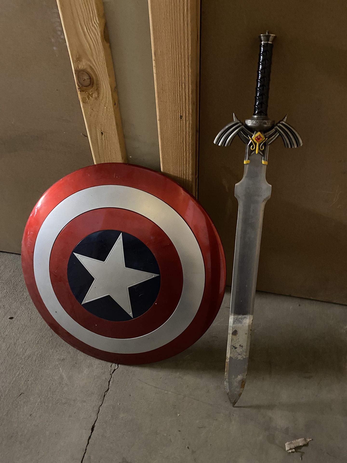 Escudo Y Espada Del Capitán America $30