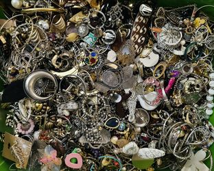 Bin Full If Earrings Vintage And Resent