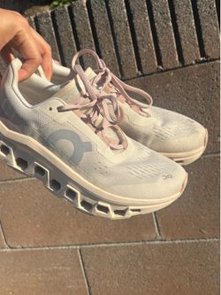 On cloud woman shoes size 7