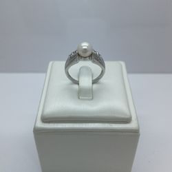 14k White Gold Ring With Pearl. New.