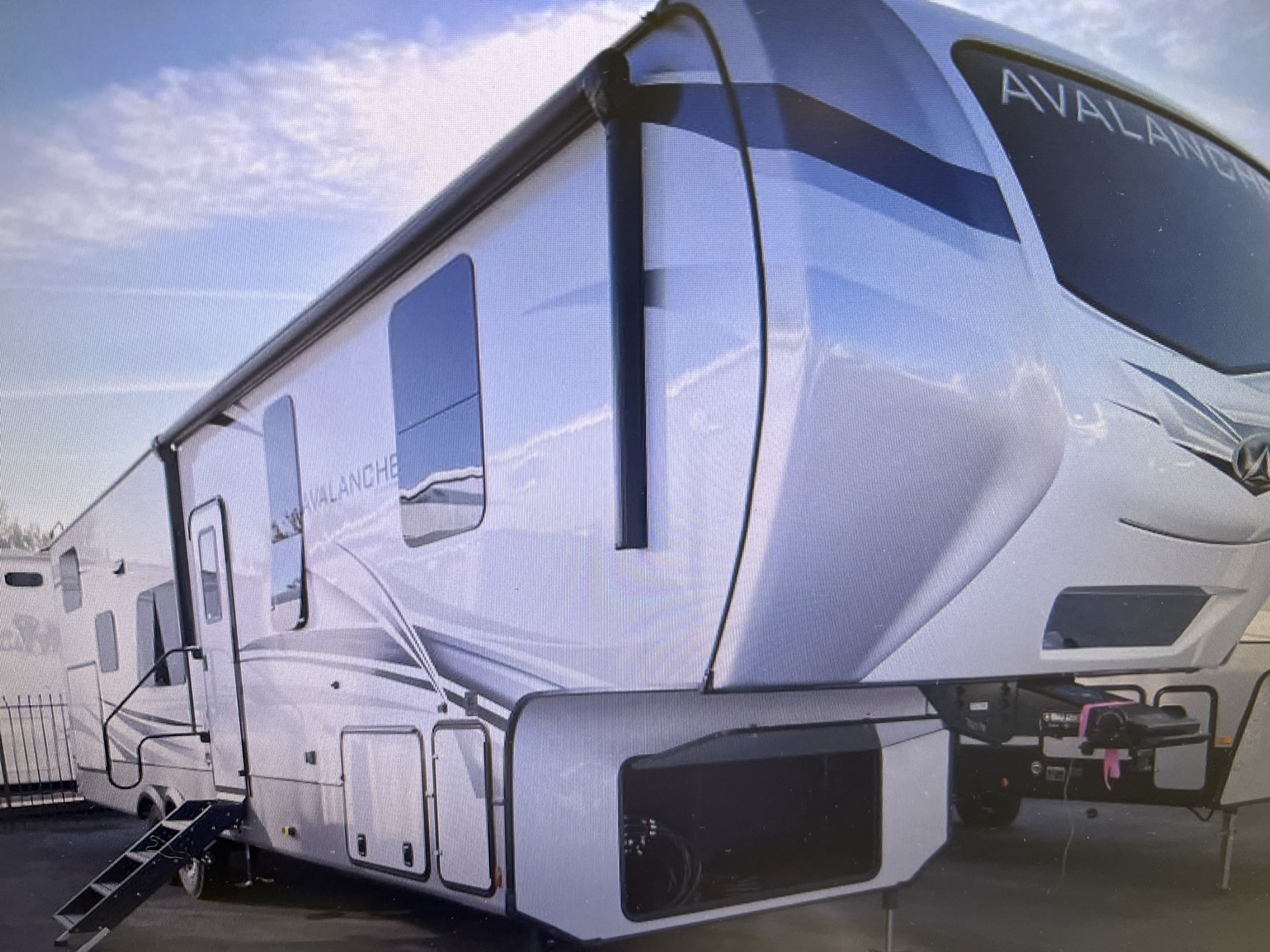 NEW 2022 AVALANCHE 352 BH