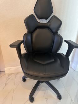 DPS 3D Insight Gaming Chair — Leather, Adjustable Headrest, Like New