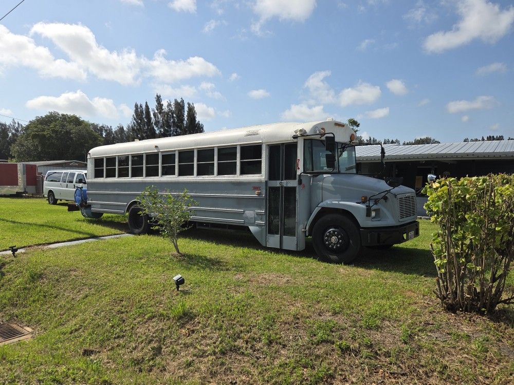 2001 THOMAS Freightliner Skoolie
