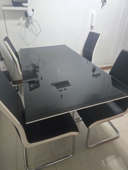 Mesa de comedor con 4 sillas