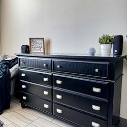 Sleek Storage Savvy: The 8-Drawer Dresser of Your Dreams!