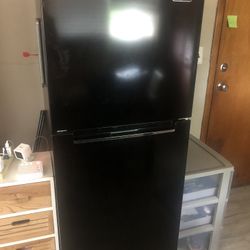 Magic Chef 10.1 Cu Ft Black Refrigerator 