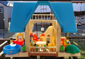 LITTLE TIKES DOLLHOUSE AND ACCESSORIES 