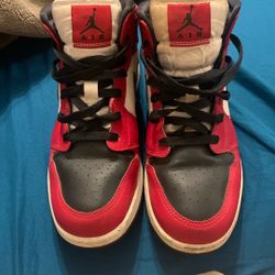 Air Jordan 1 Mid "Chicago Black Toe". 