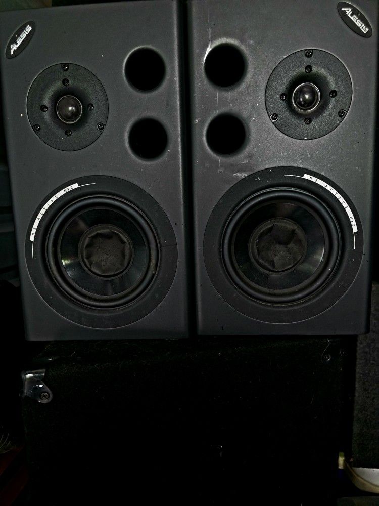 2 Alesis M1 Mk2 Active Reference Powered Studio Monitor Speakers