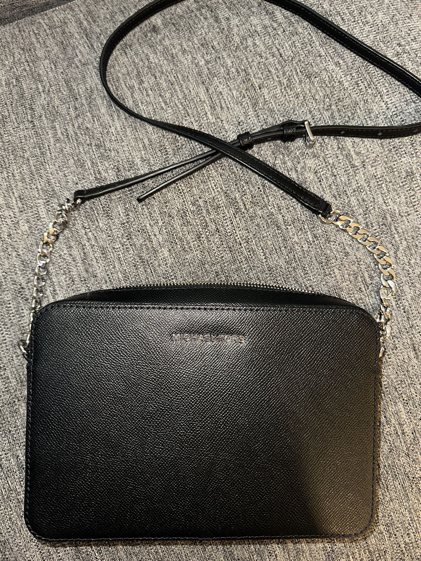 LIKE NEW MICHAEL KORS CROSS BODY PURSE