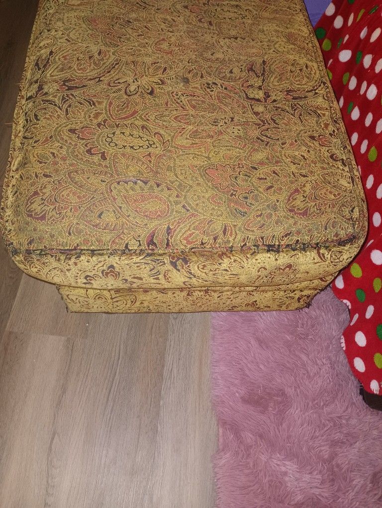 2 Ottomans With Four Matching Pillows