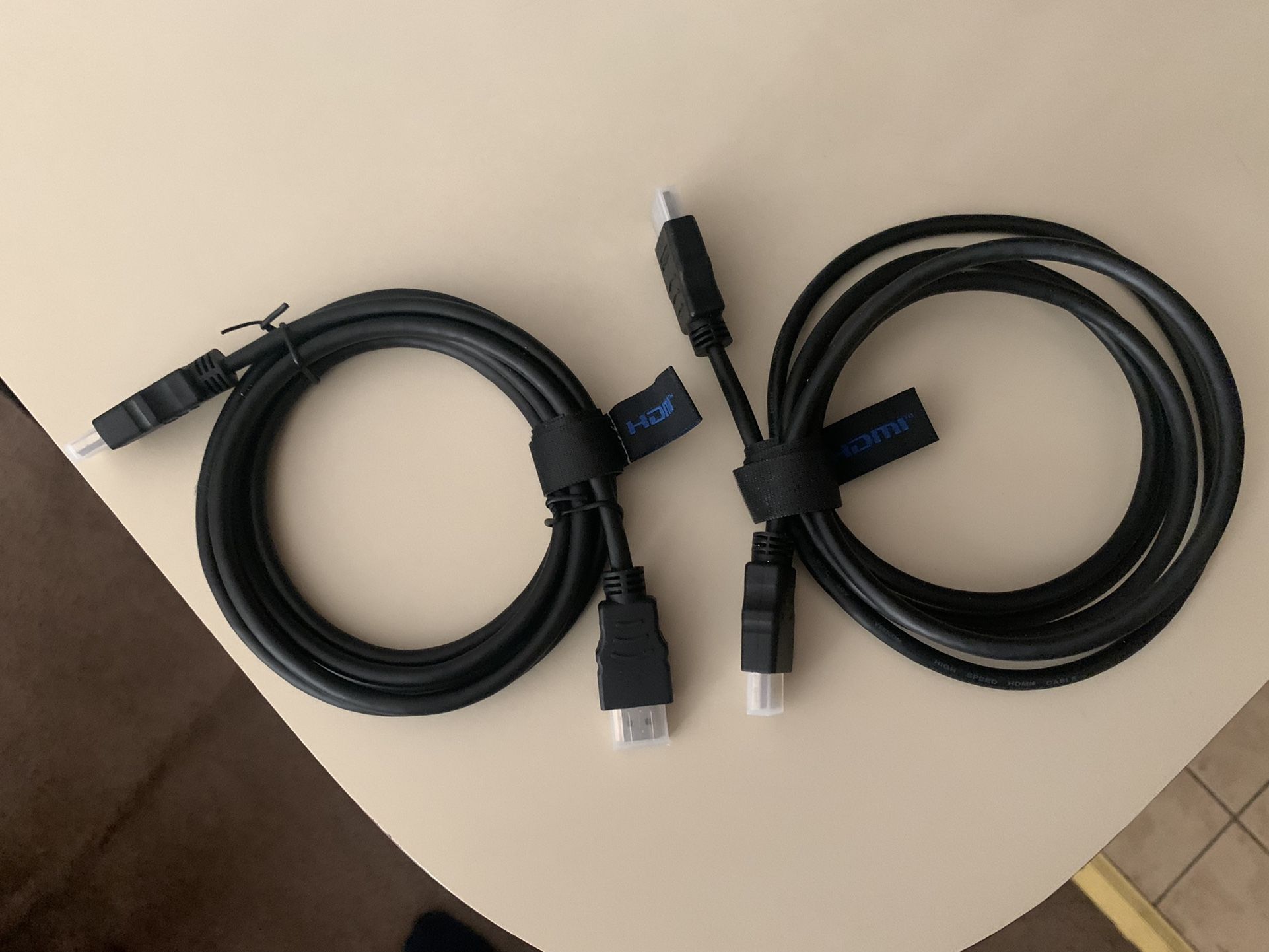 2 HDMI cables 