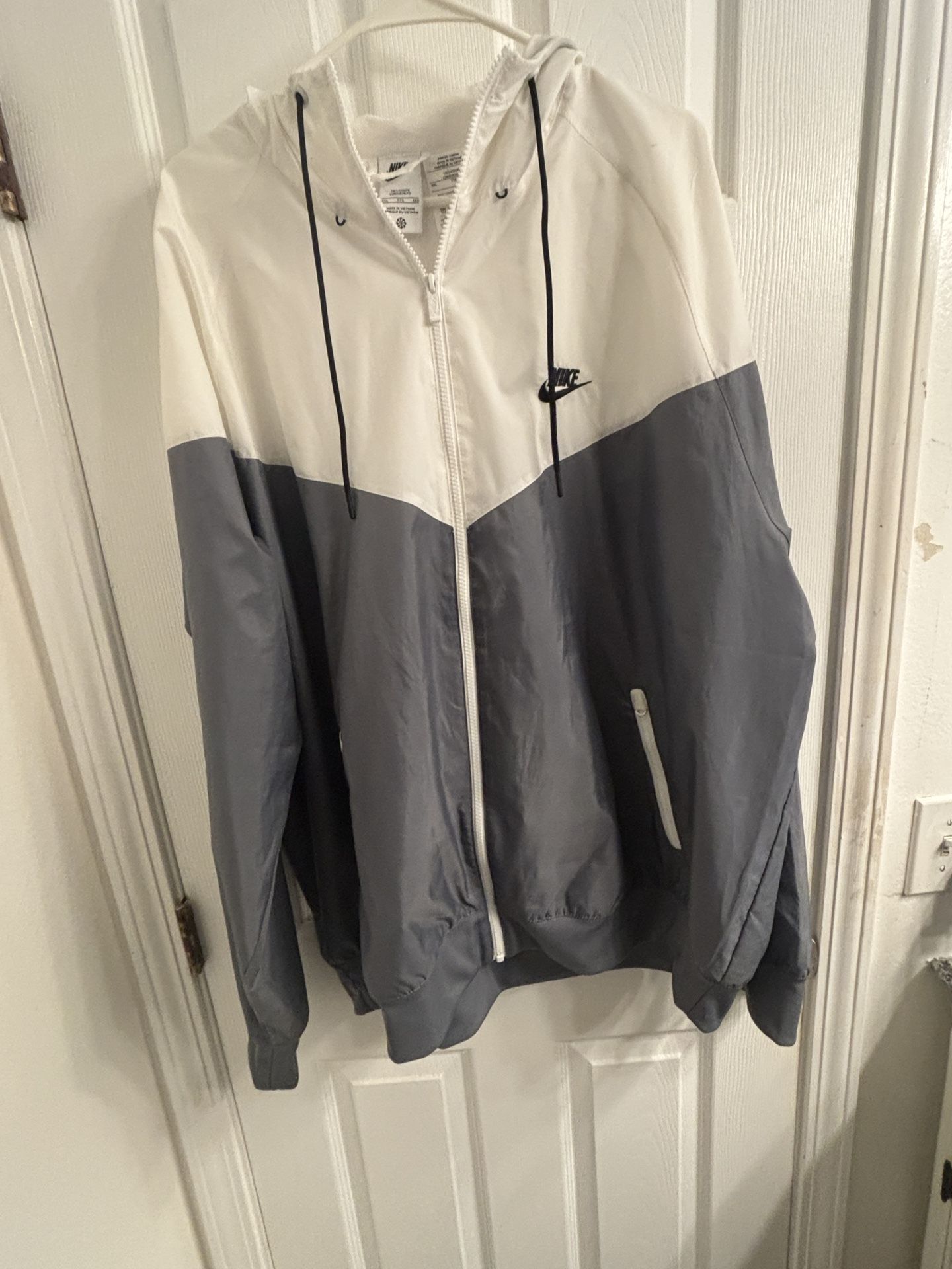 2XL NIKE WINDBREAKER WORN GREY/WHITE