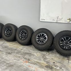 Like New OEM Jeep Wrangler X Recon Beadlock Wheels 35 Inch BFG Tires