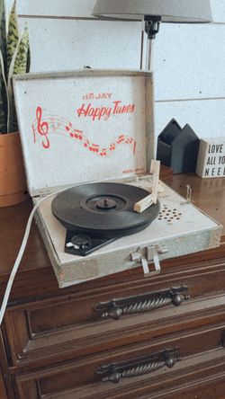 Vintage record player working but needs a needle