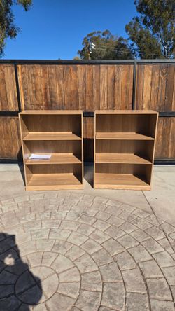 2-shelf open bookcase