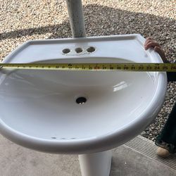 Pedestal bathroom sink