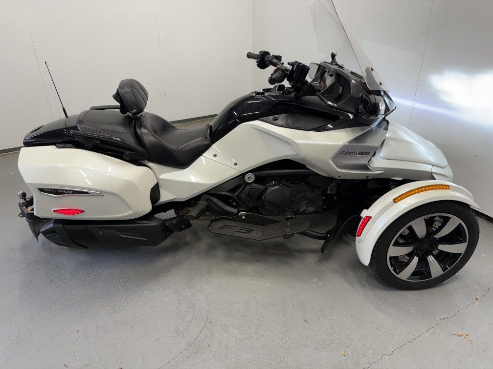 2016 Can-Am Spyder F3-T (Audio System)