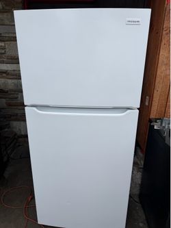 New open box Frigidaire 30 in refrigerator   Top freezer 18 cu ft