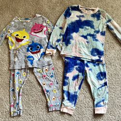 Bundle of 2 toddler pajamas, size 2T