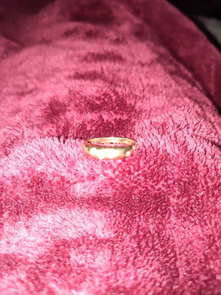 10 K Gold Ring With 6 Diamonds