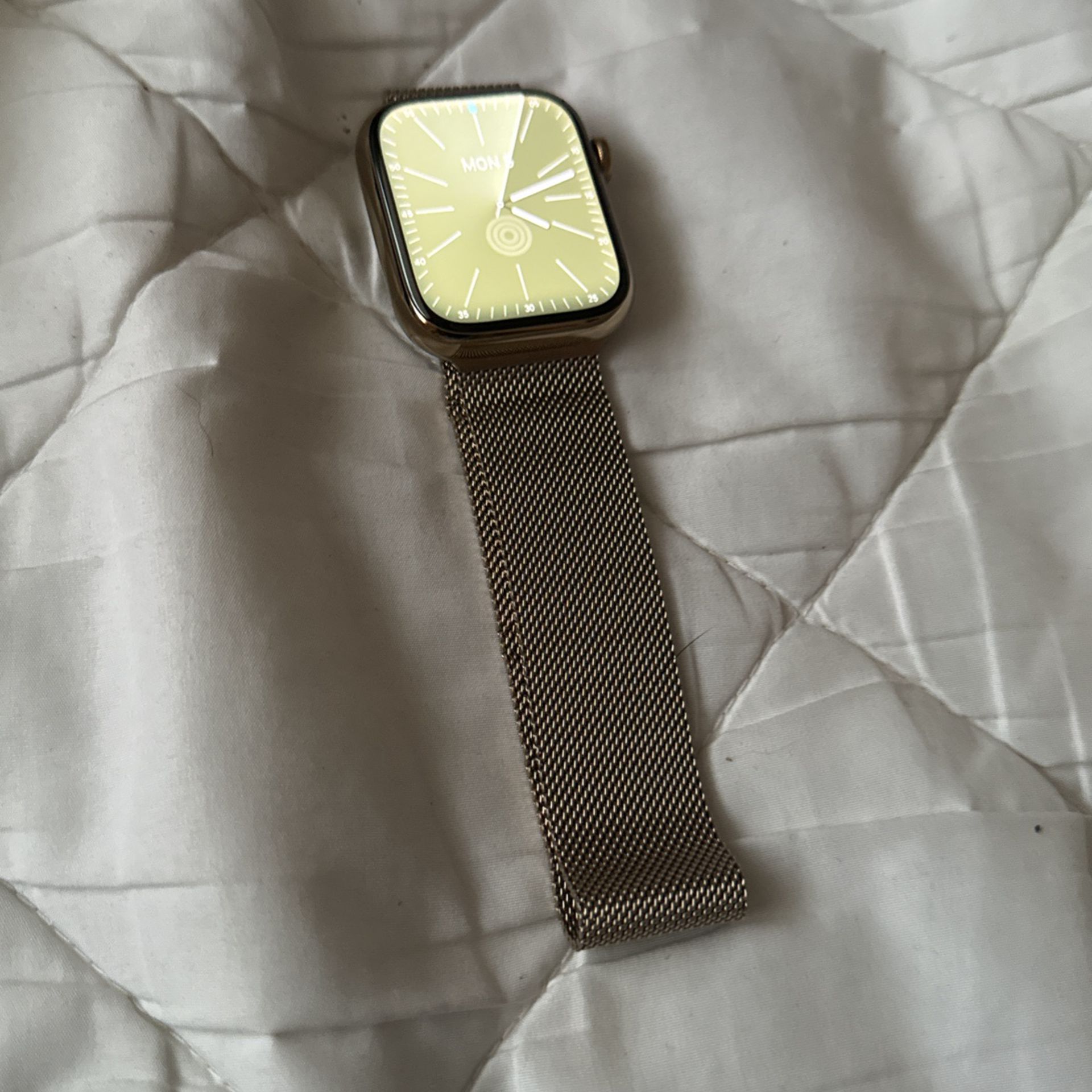 Gold Apple Watch8 Series 45mn 