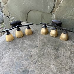 2 Light Fixtures 