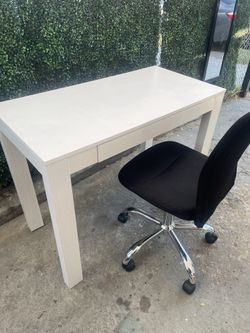 white desk and chair escritorio y silla