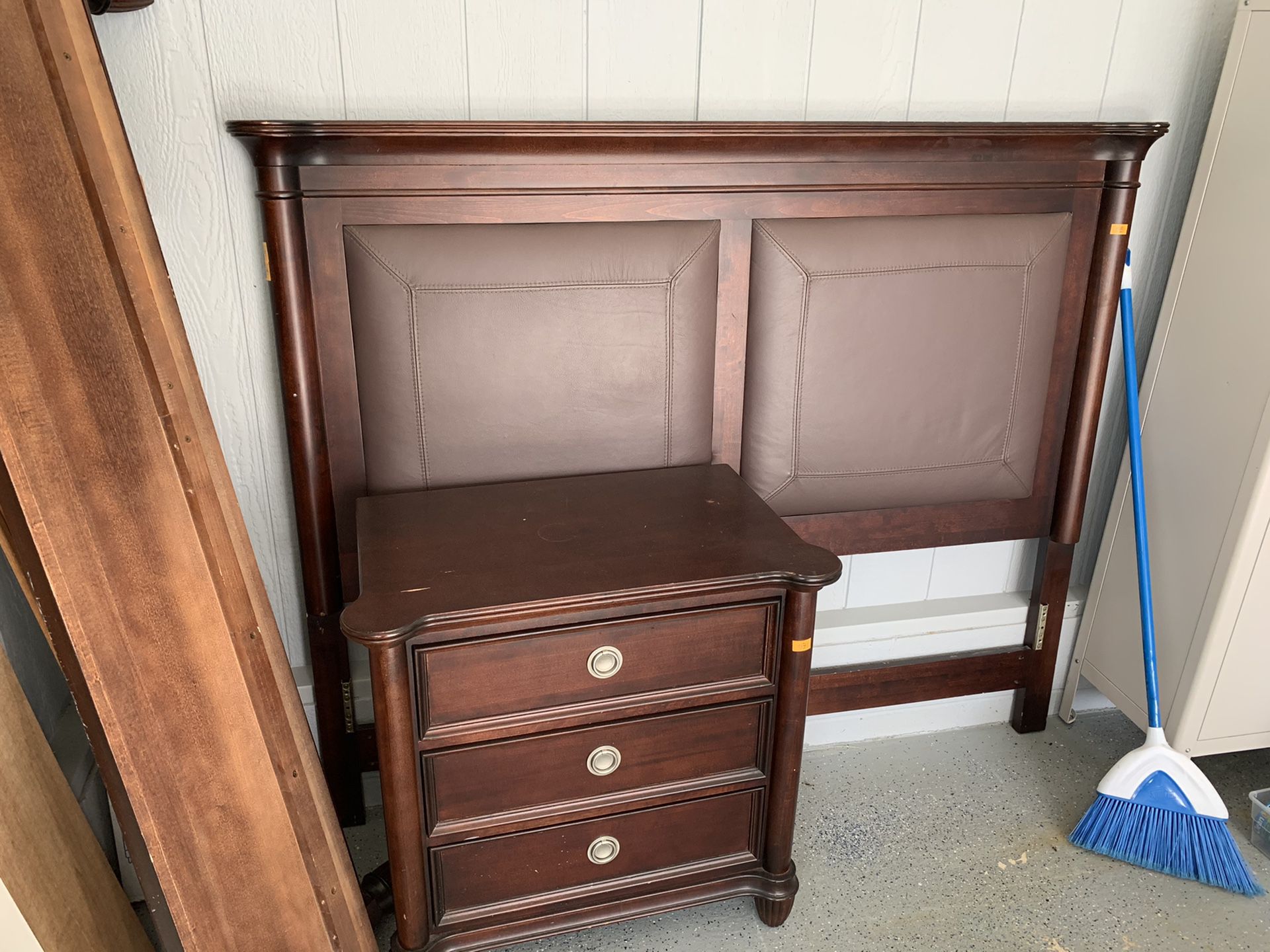 Solid wood Queen bedroom set