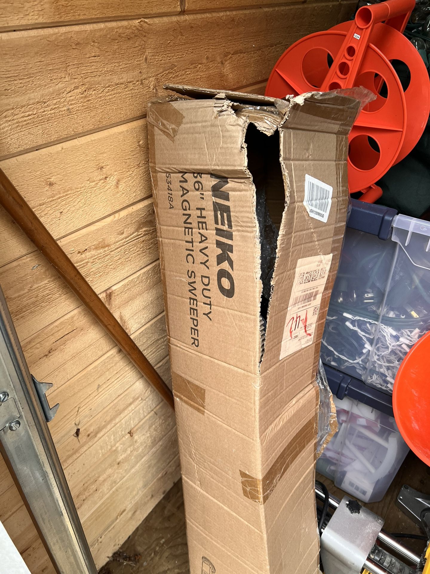 Neiko 36” Magnetic Floor Sweeper