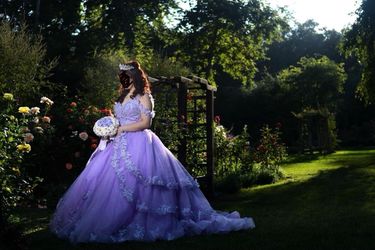 Lavender Quinceañera Dress Set – Tiara, clip-able cap, Bouquet & Gift Box – Worn Once.