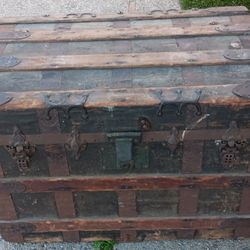Vintage Trunk 