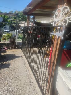 Vendo dos hojas de barandal 7 pies cada una lista para instalar con sus chapas y todo 14 pies de ancho en buenas condiciones