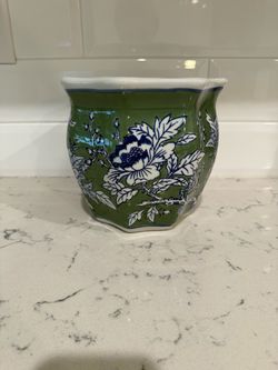 Green and white ceramic Chinoiserie planter with floral botanical pattern