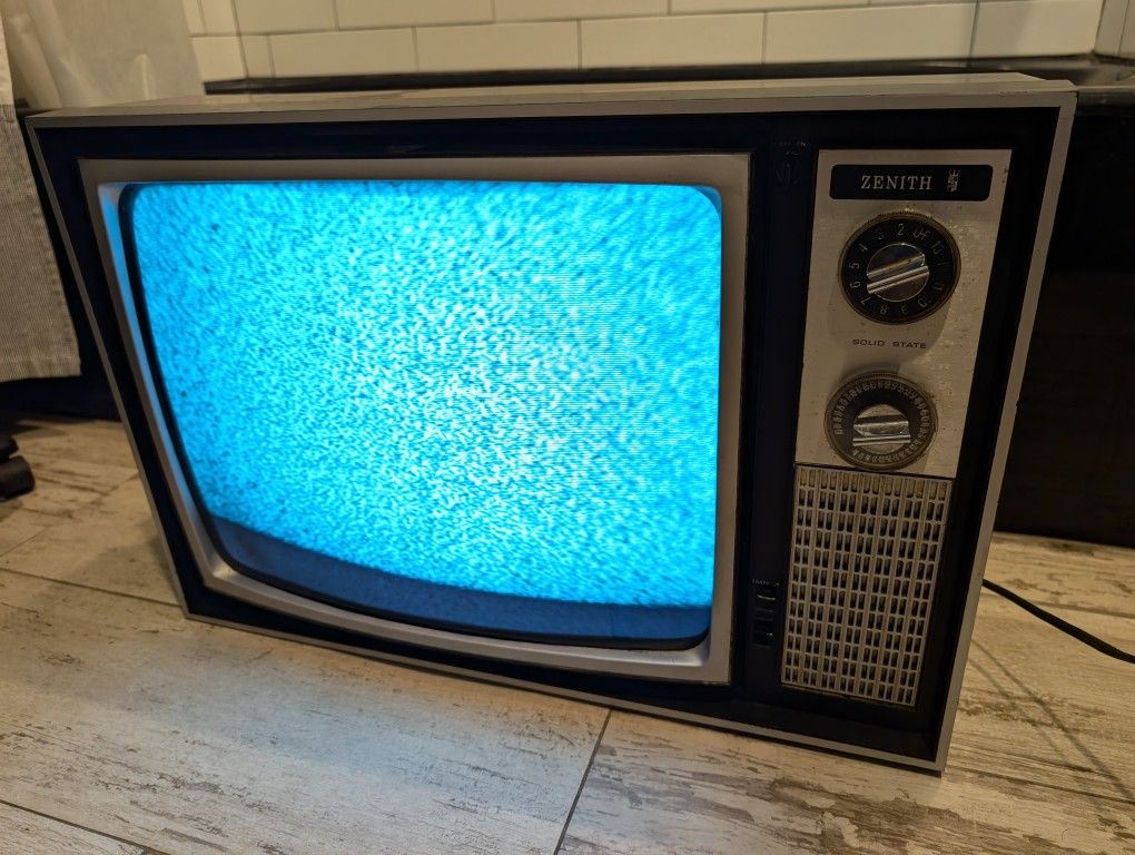Vintage Zenith 19" TV Television UHF VHF CRT 70s Retro Tube Screen