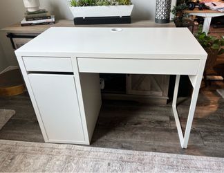 IKEA White Micke Desk