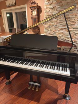 KAWAI. Baby grand. Piano. Show room condition