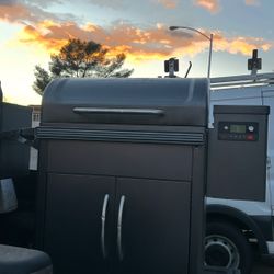 TRAEGER SILVERTON XL PELLET GRILL SMOKER With Wi-Fi Technology Works Great