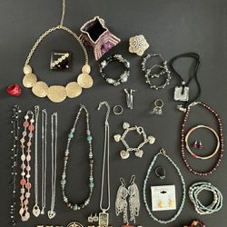 31 Pieces Of Costume Jewelry Mixed Lot #1
