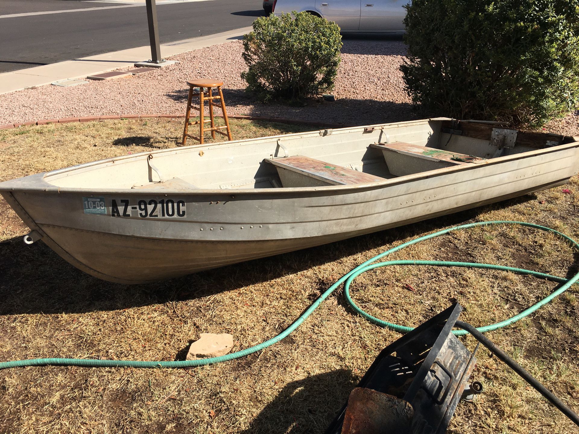 12ft aluminum fishing boat, comes with 2 seats and a trolling motor, need gone.