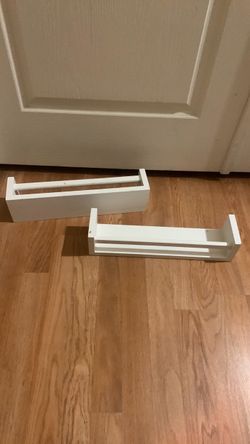 Wall mounted book shelves