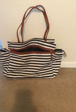 Tote bag canvas 1 BIG ZIPPER POCKET in the front , 1 BIG SNAP POCKET in the back and on the top 1 BIG ZIPPER LOTS of space never used pet and smoke