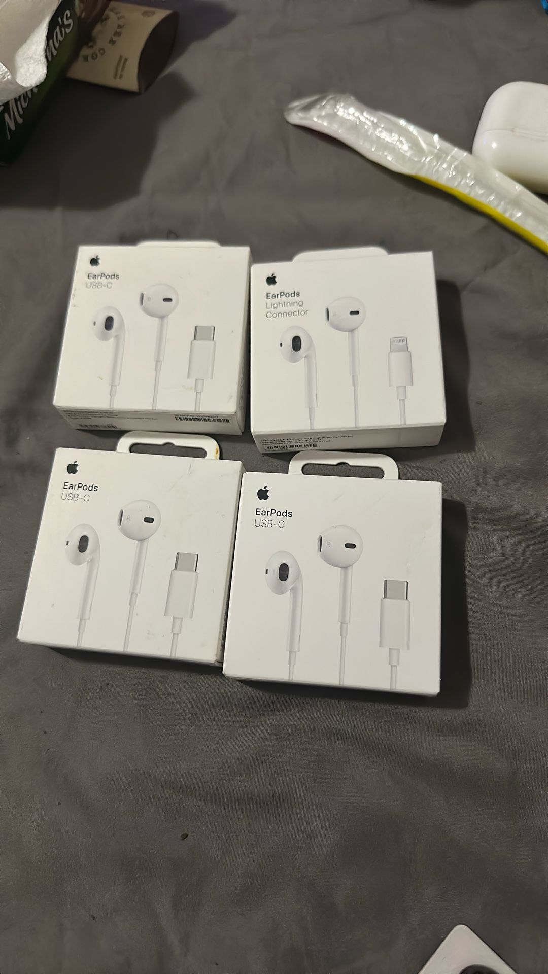 Apple Earphones Lightning Connector And USB C Earphones
