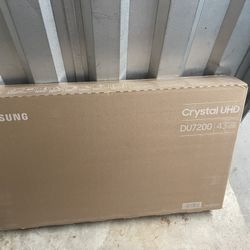 43’ Samsung  Class DU7200 Crystal UHD 4K Smart Tizen TV