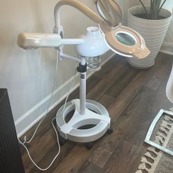 Vaporizador Facial Sobre Ruedas Con Lámpara De Aumente LED