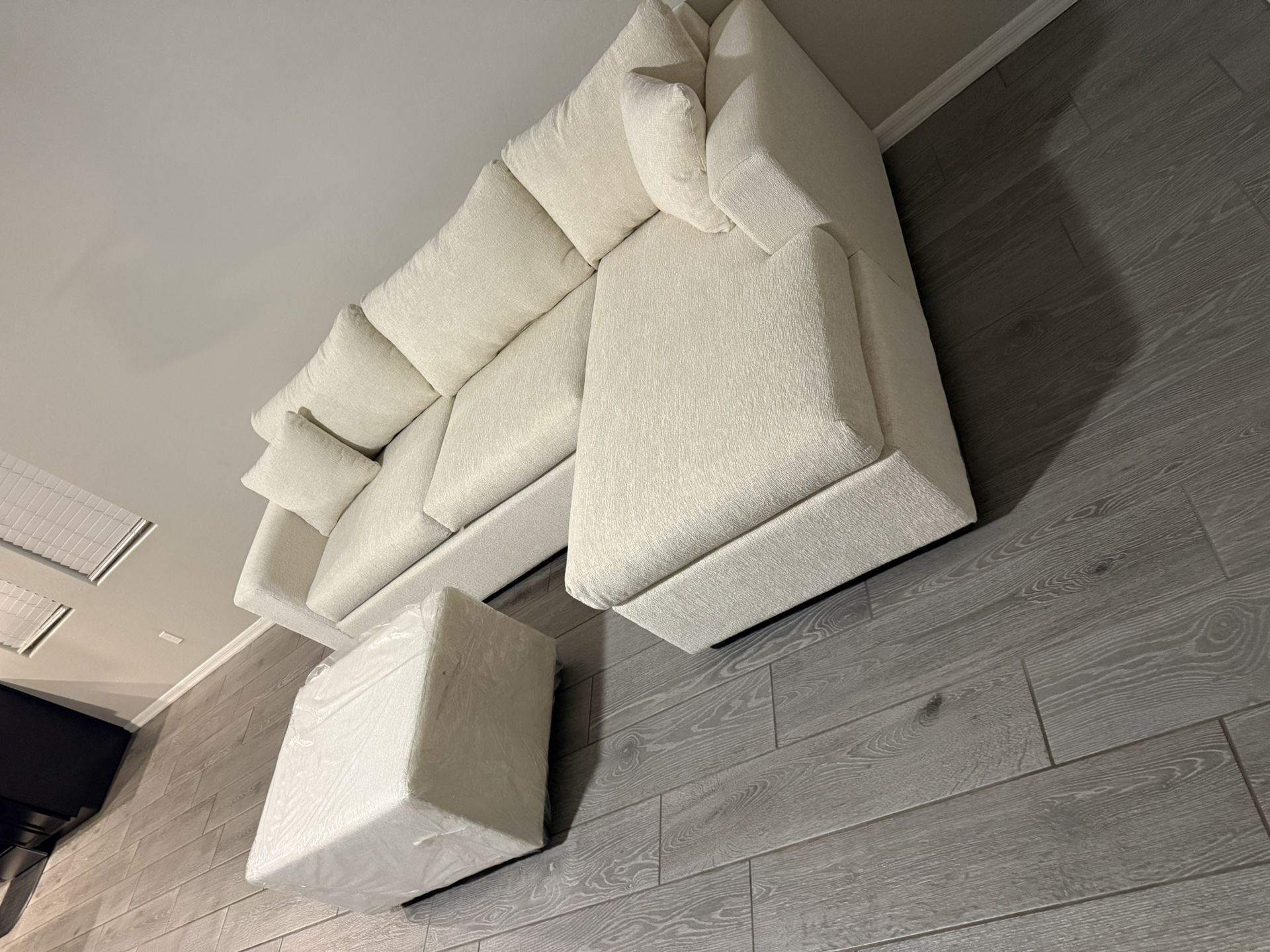 π₯ Brand New Cream Sectionals With Free Ottoman