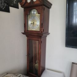 Colonial Tempust Fugit Mahogany
Grandfather Clock