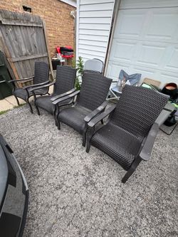 Set of 4 patio chairs